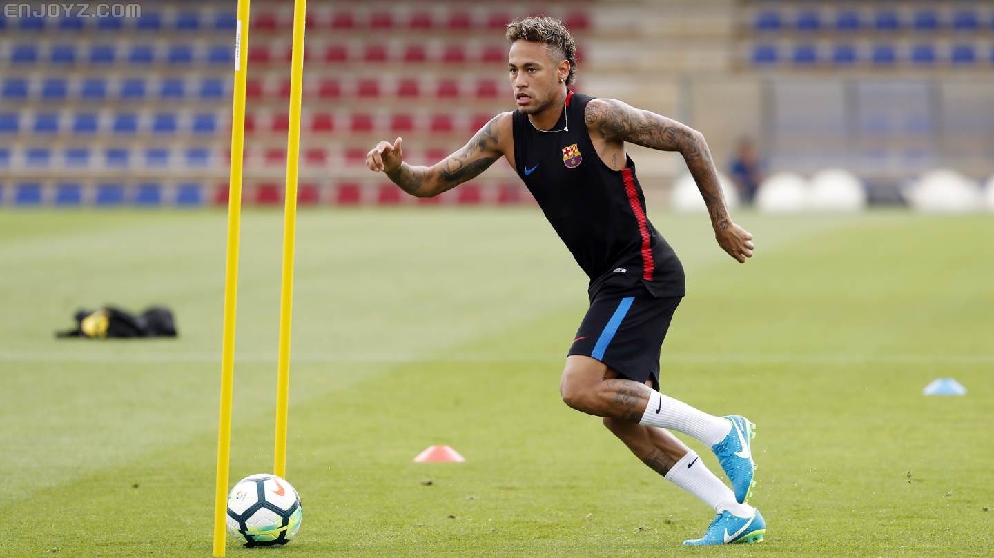 内马尔训练上脚专属刺客足球鞋