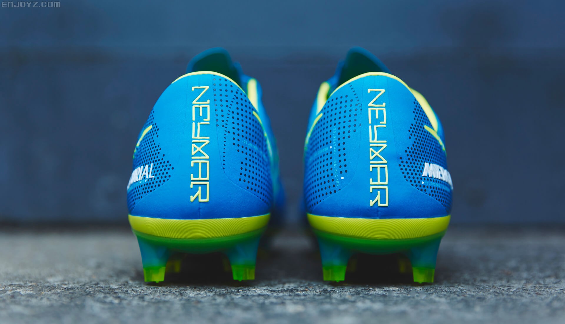 近观!内马尔首款专属mercurial vapor足球鞋