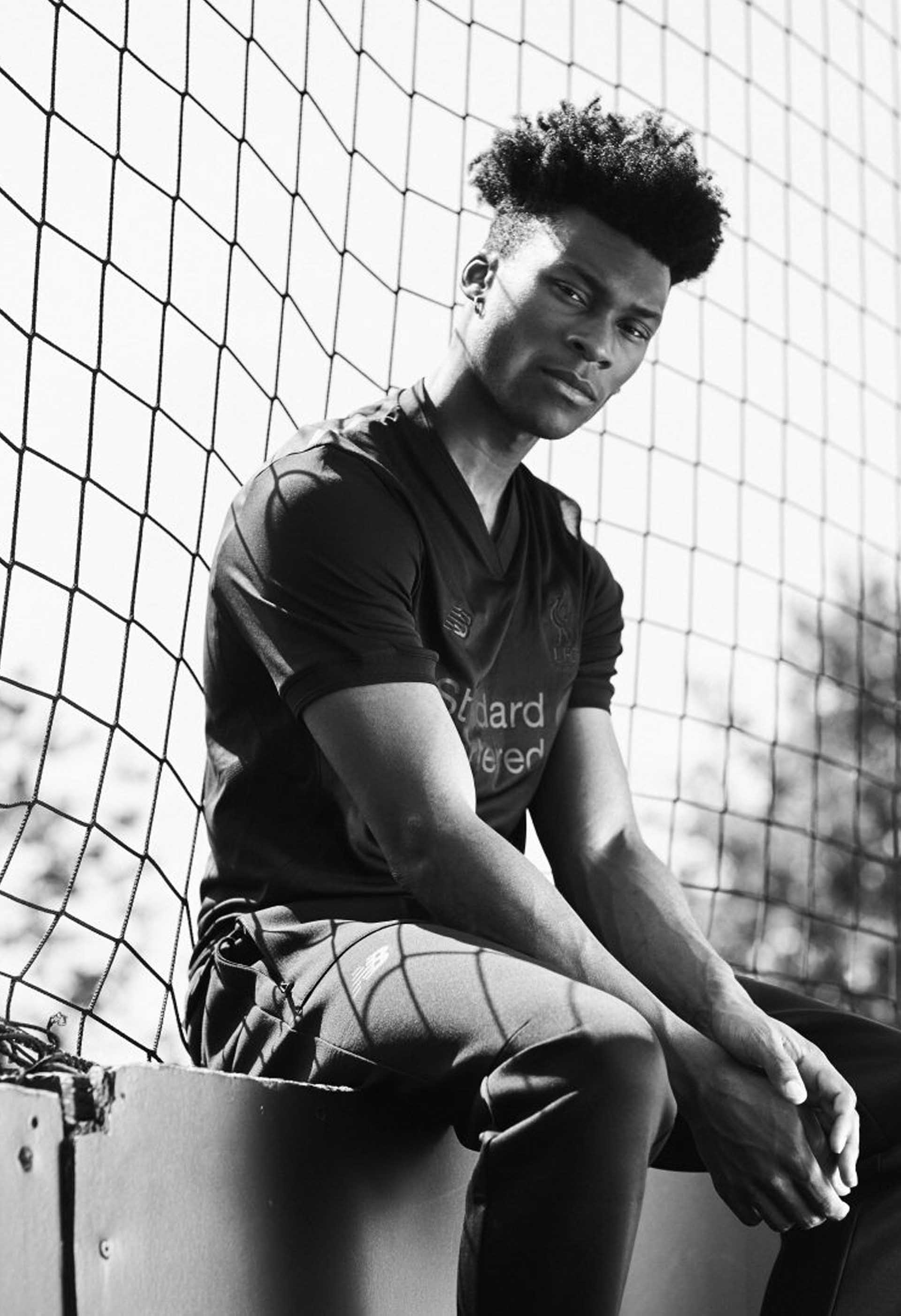 new balance推出利物浦125周年限量全黑球衣