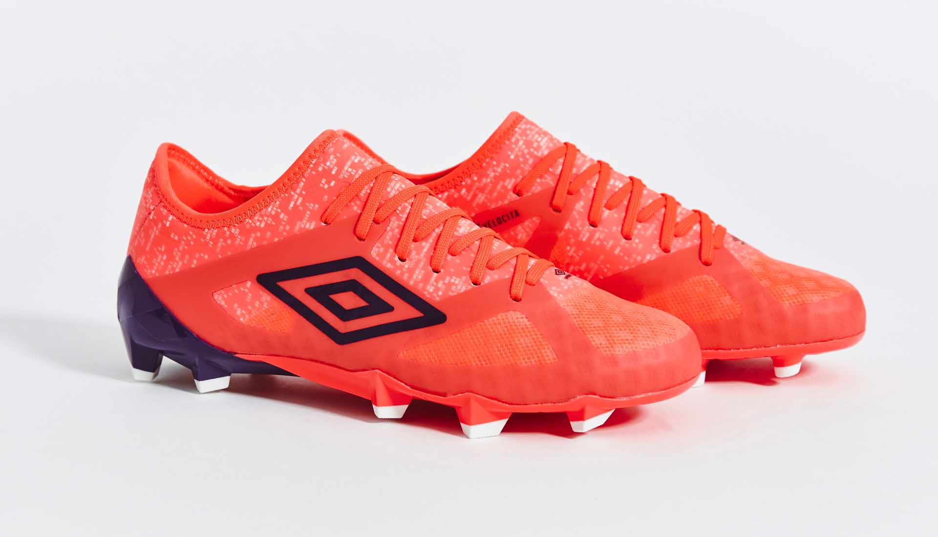 umbro推出全新"winter bloom"配色足球鞋套装