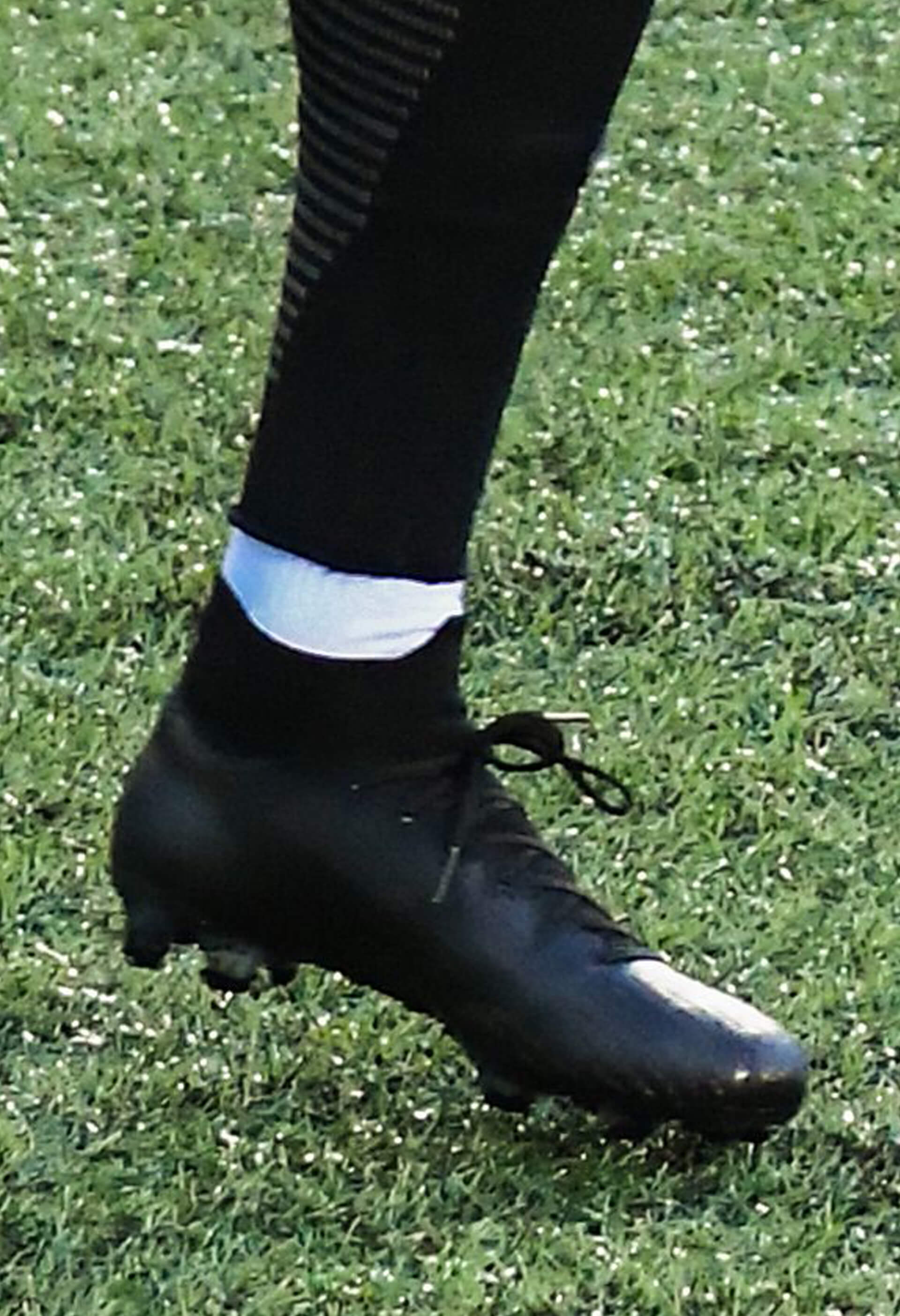 c罗训练穿着全黑mercurial superfly足球鞋