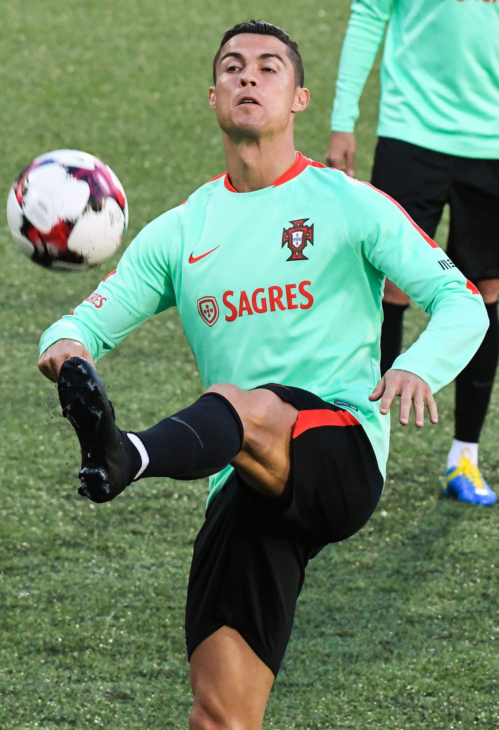 c罗训练穿着全黑mercurial superfly足球鞋