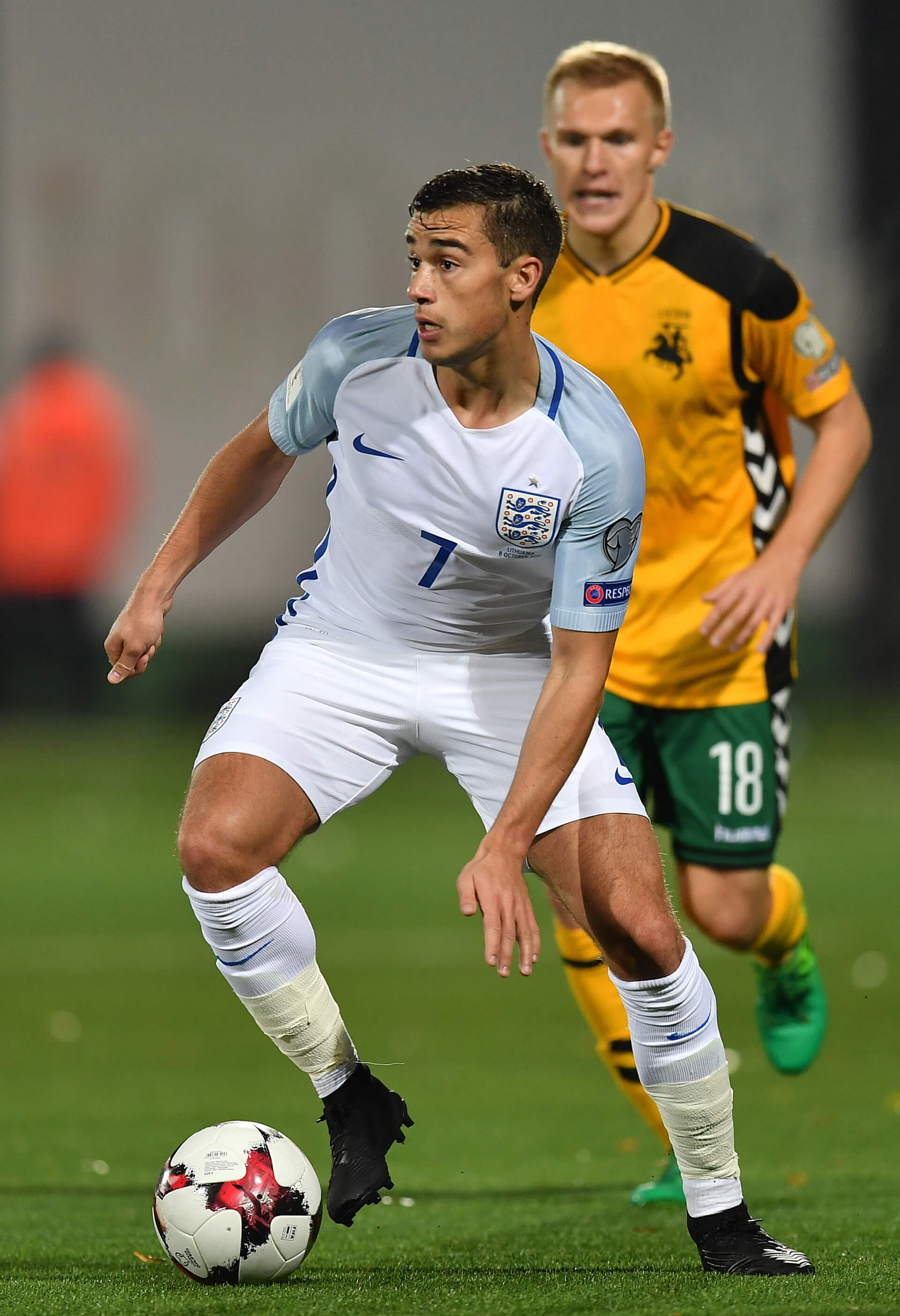 英格兰首秀哈里温克斯穿着全黑猎鹰18足球鞋