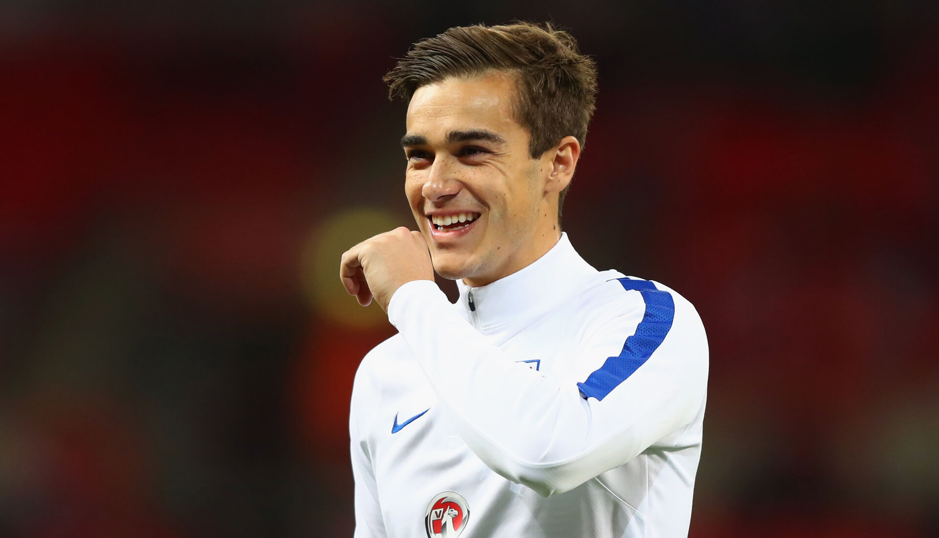 英格兰首秀哈里温克斯穿着全黑猎鹰18足球鞋