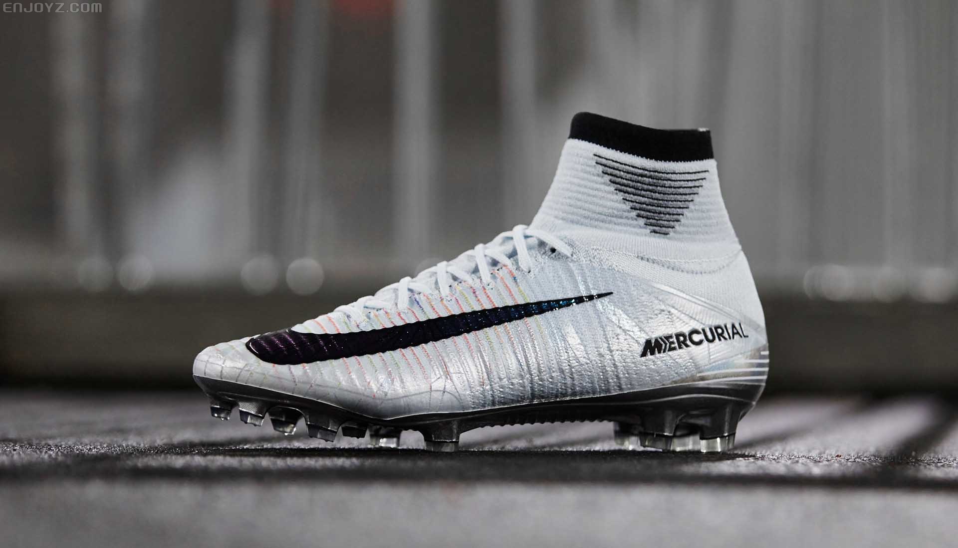 近观c罗世界足球先生纪念专属cr7mercurialmelhor足球鞋