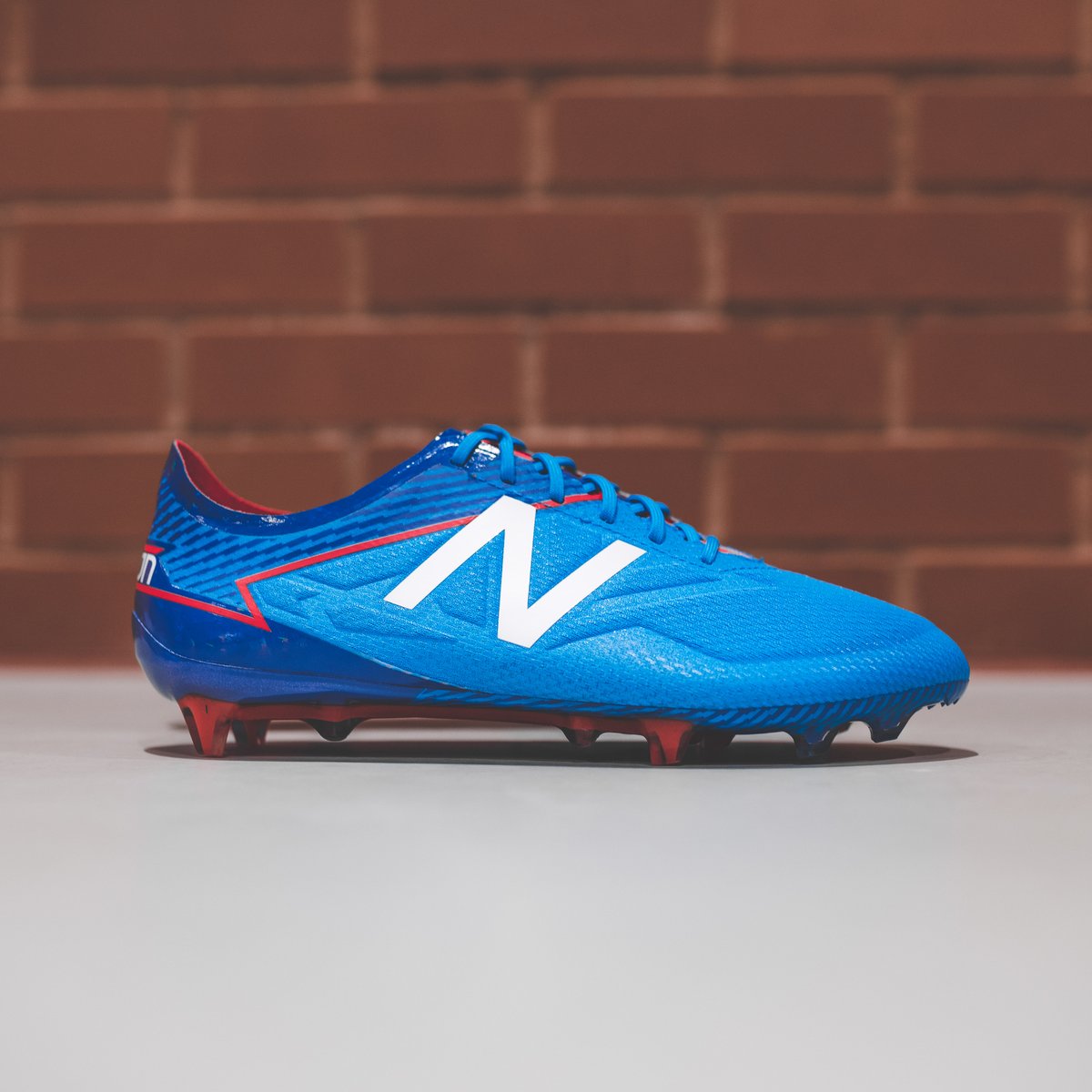 new balance发布全新配色足球鞋套装