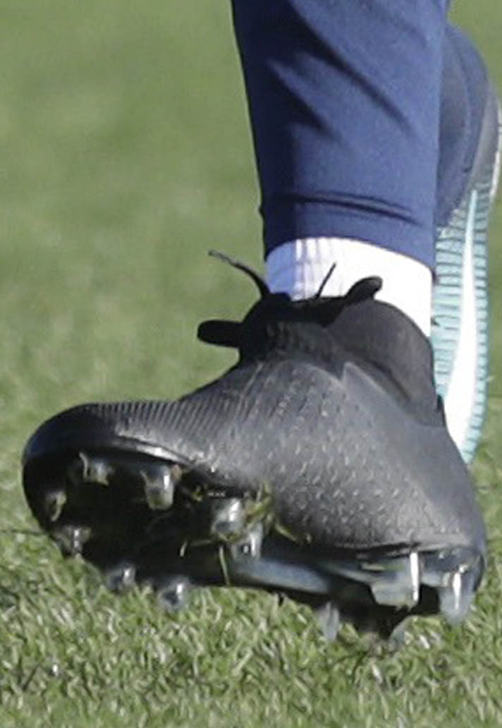 神秘小黑鞋德布劳内穿着耐克测试球鞋训练