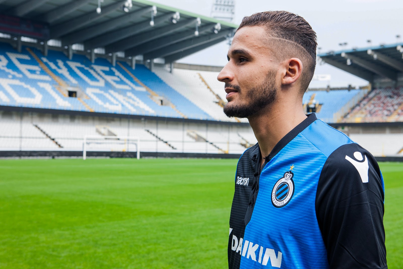 在复古风劲吹的当下,各位觉得macron为布鲁日准备的这件复古战袍如何?