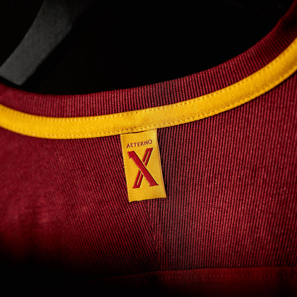 "狼王"首秀25周年!罗马发布托蒂限量版球衣