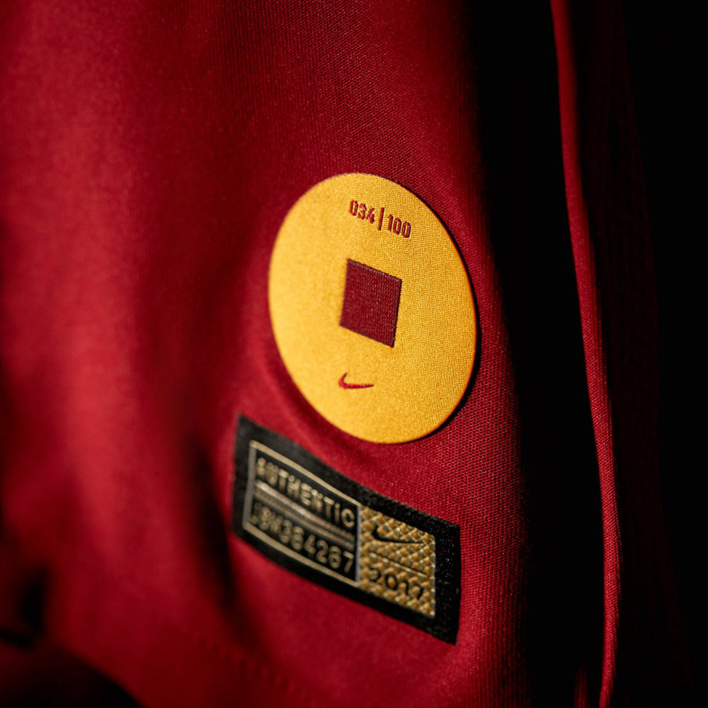 "狼王"首秀25周年!罗马发布托蒂限量版球衣