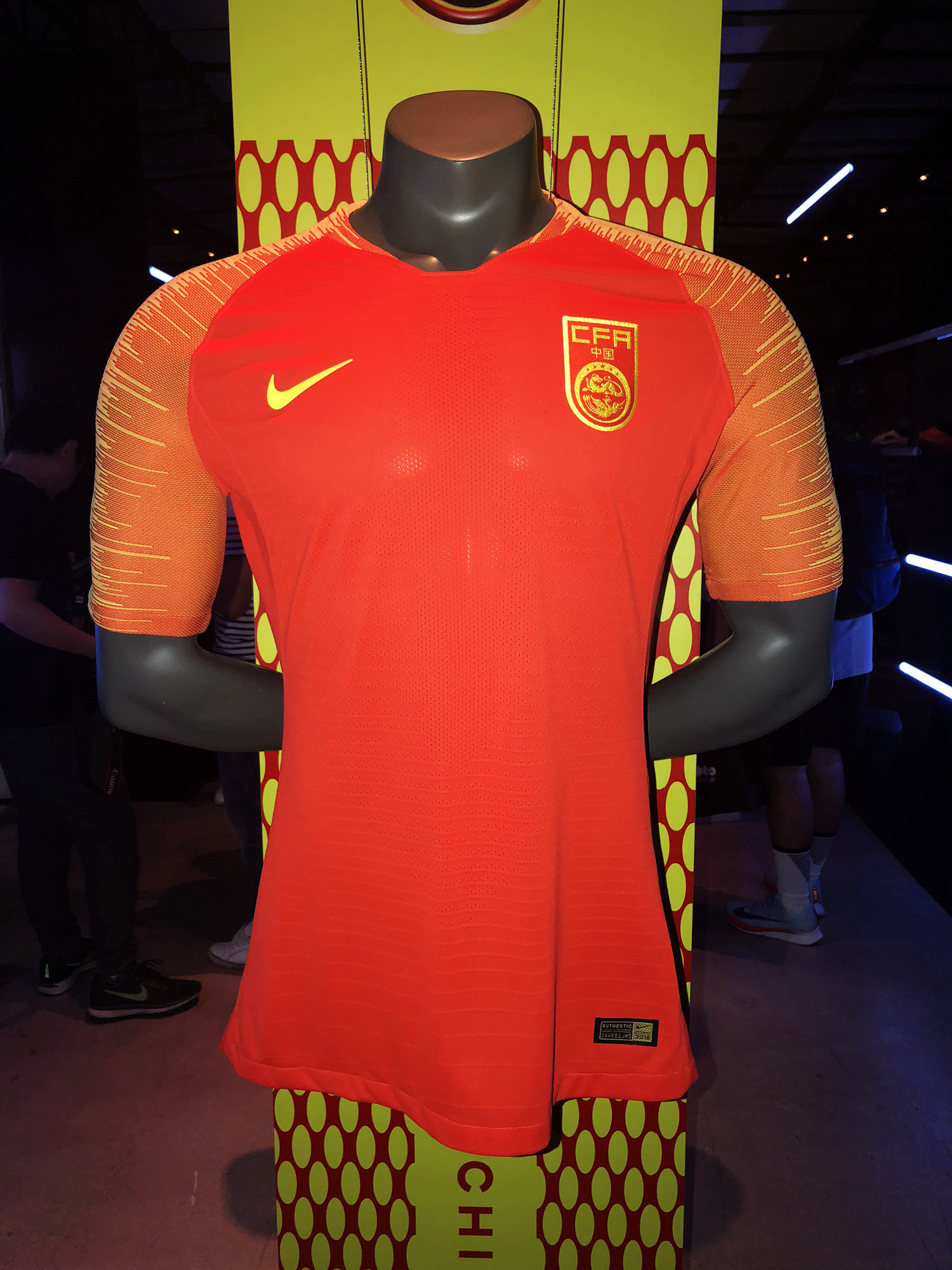 诚意十足近观耐克中国国家队2018主场球员版球衣