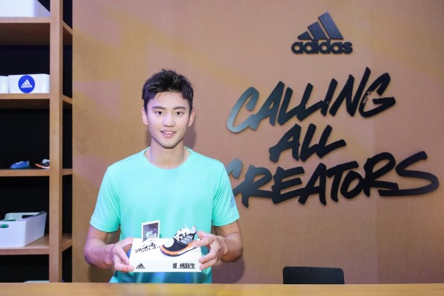 宁泽涛体验2018阿迪达斯"夏练国度"maker lab互动区