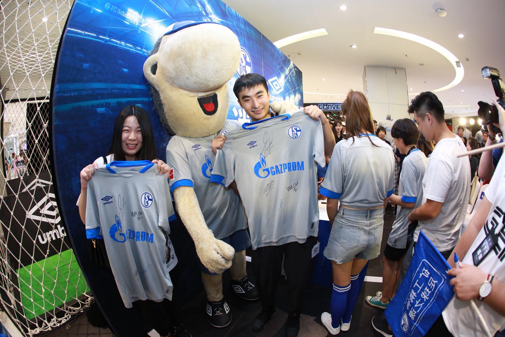 中国球迷的感谢,他们期望球迷能够继续关注和支持沙尔克04与umbro茵宝