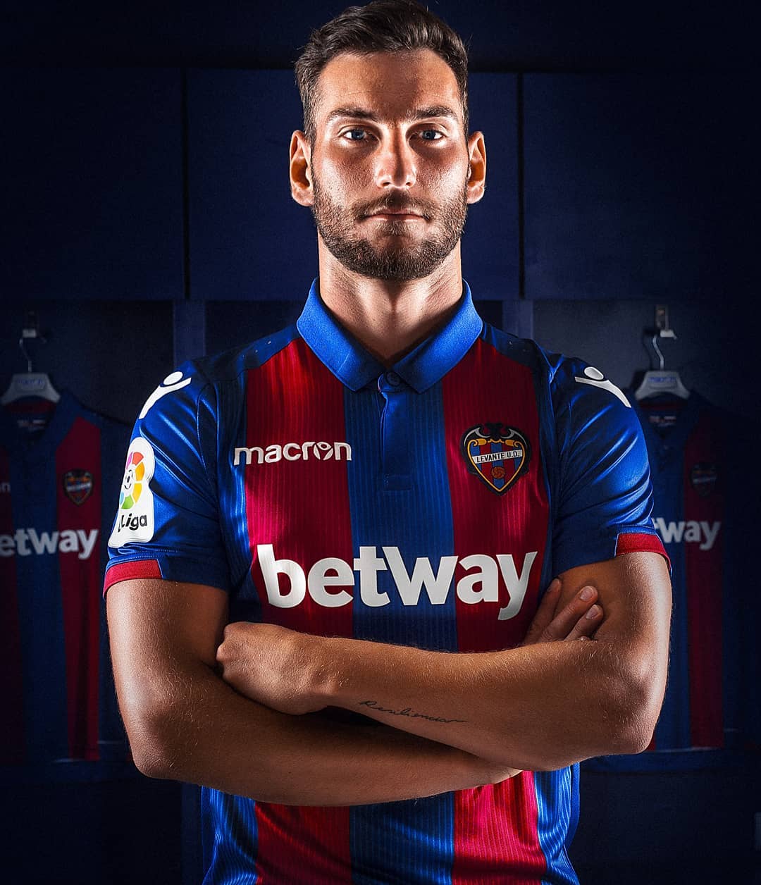 莱万特2018/19赛季主场球衣发布