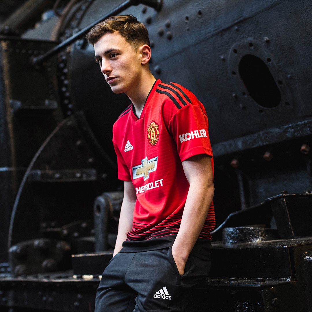 袖出传奇# 科勒成为曼联足球俱乐部全新战袍袖标赞助商 - 球衣视点