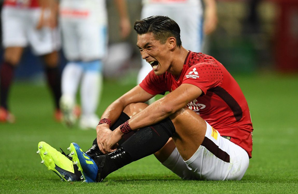 槙野智章穿着鸳鸯配色x181战靴出战j联赛