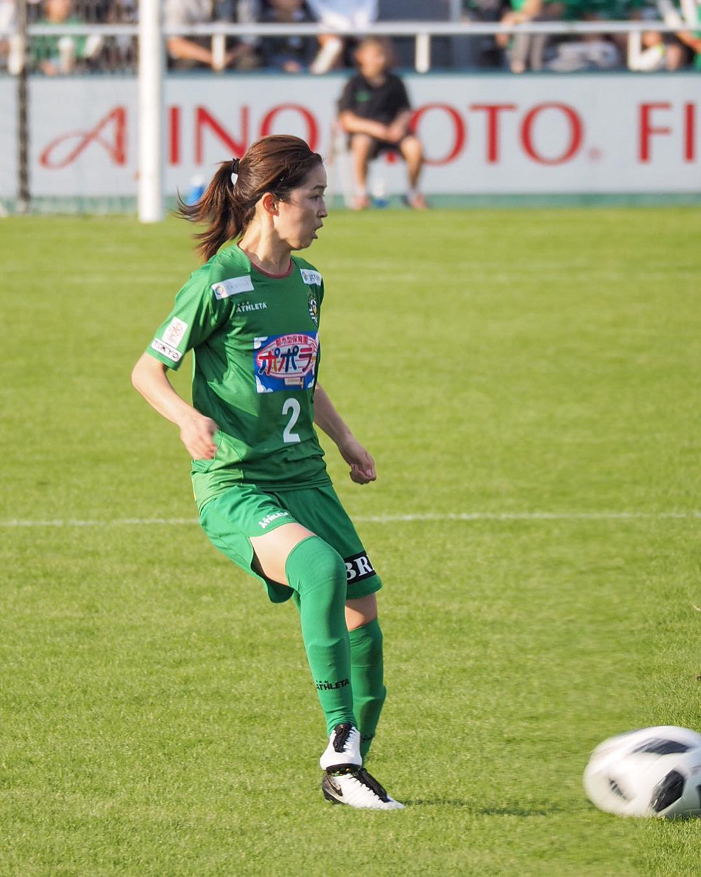 日本女足球员上脚新配色niketiempolegend7足球鞋