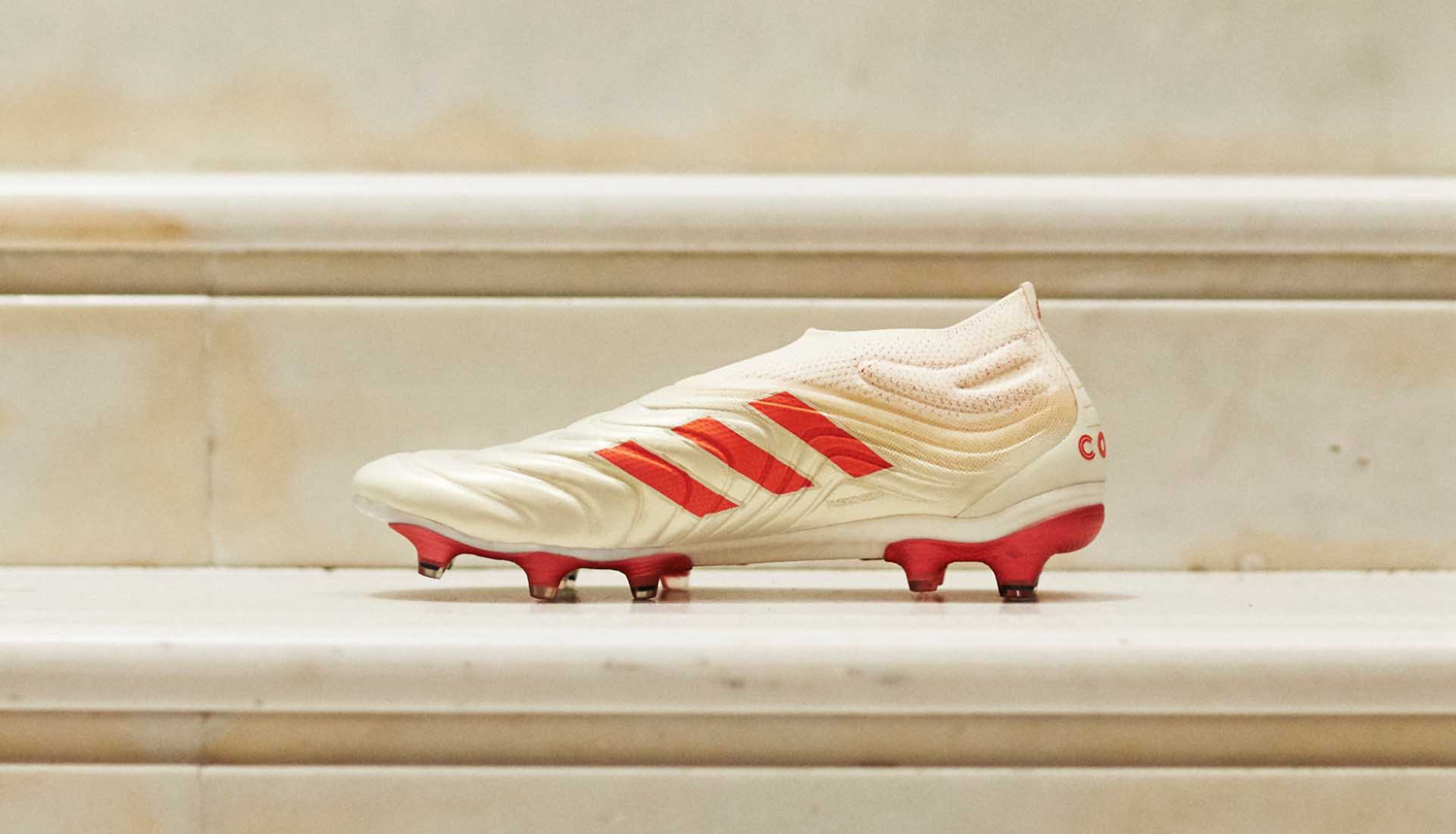 实际上,这就是阿迪达斯全新copa 19 足球鞋,无鞋带设计与独特外观成为