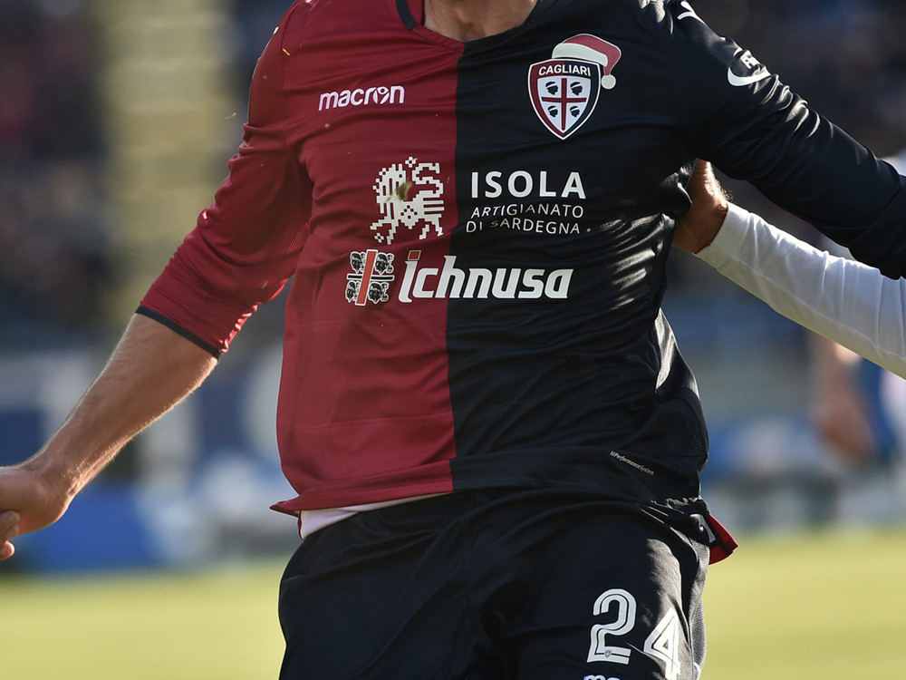 卡利亚里圣诞特别版球衣亮相意甲赛场