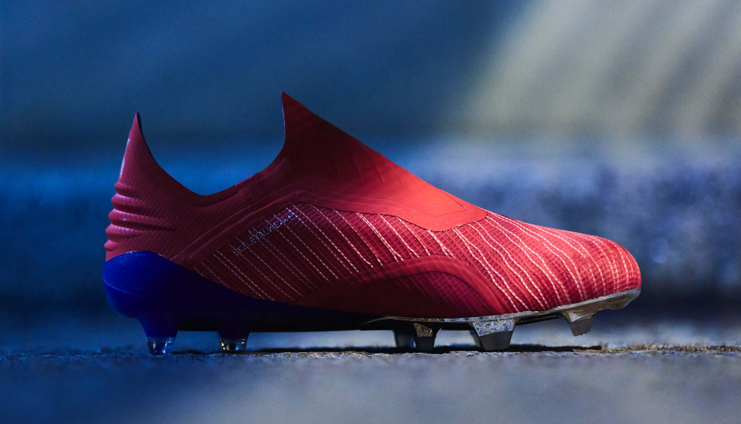 十足的红色作为鞋面主色调,并附上闪闪发亮的银色阿迪达斯胜利三条纹