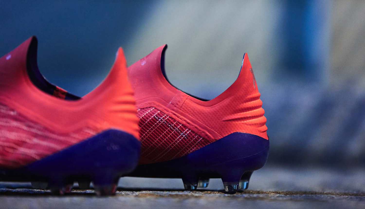 与以往一样,除了拥有无鞋带设计的x 18 外,阿迪达斯还准备了拥有传统