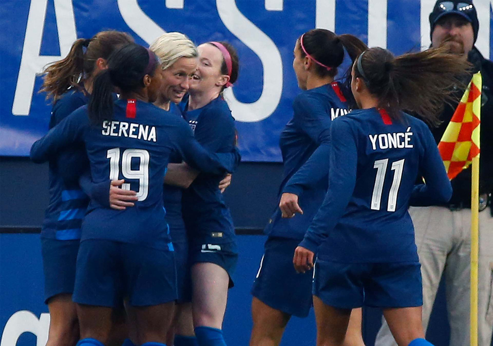 偶像的力量美国女足球员穿着特别印字球衣登场比赛