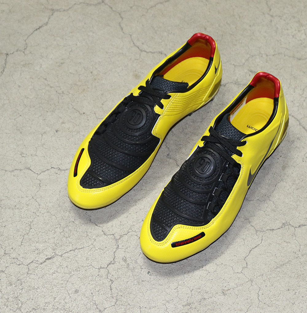耐克发布total90laser限量复刻足球鞋