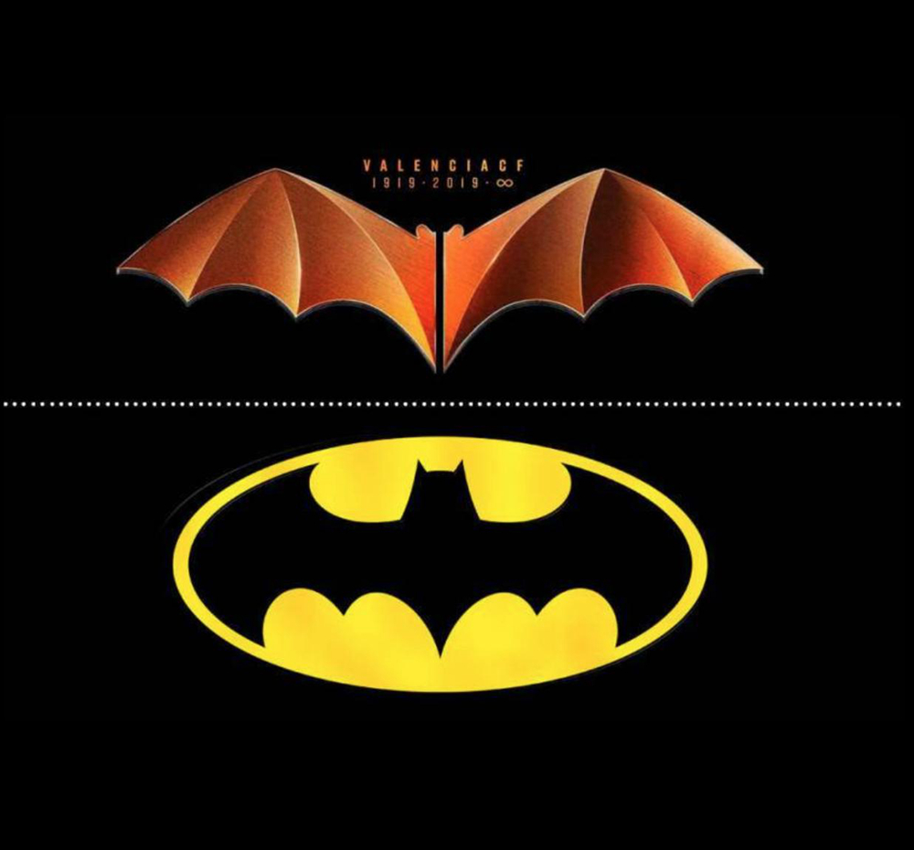 《蝙蝠侠》中主人公蝙蝠侠的logo十分相似