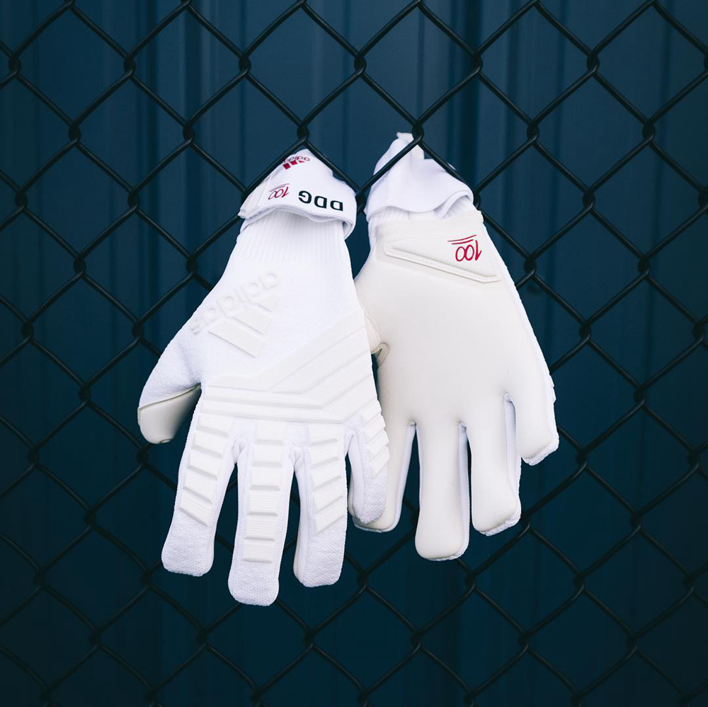 阿迪达斯为德赫亚推出英超百场零封特别版门将手套