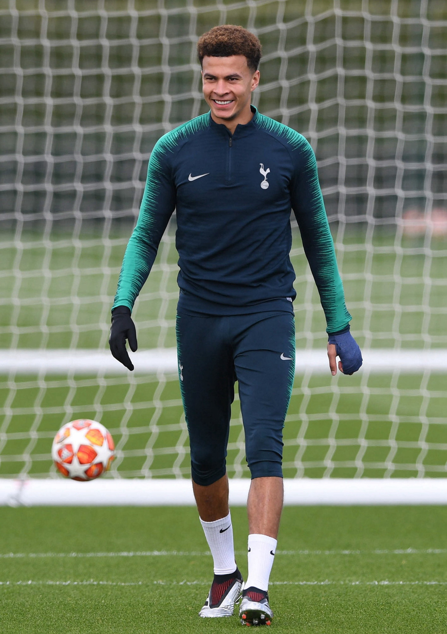 德里·阿里上脚新配色adidas predator 19 足球鞋