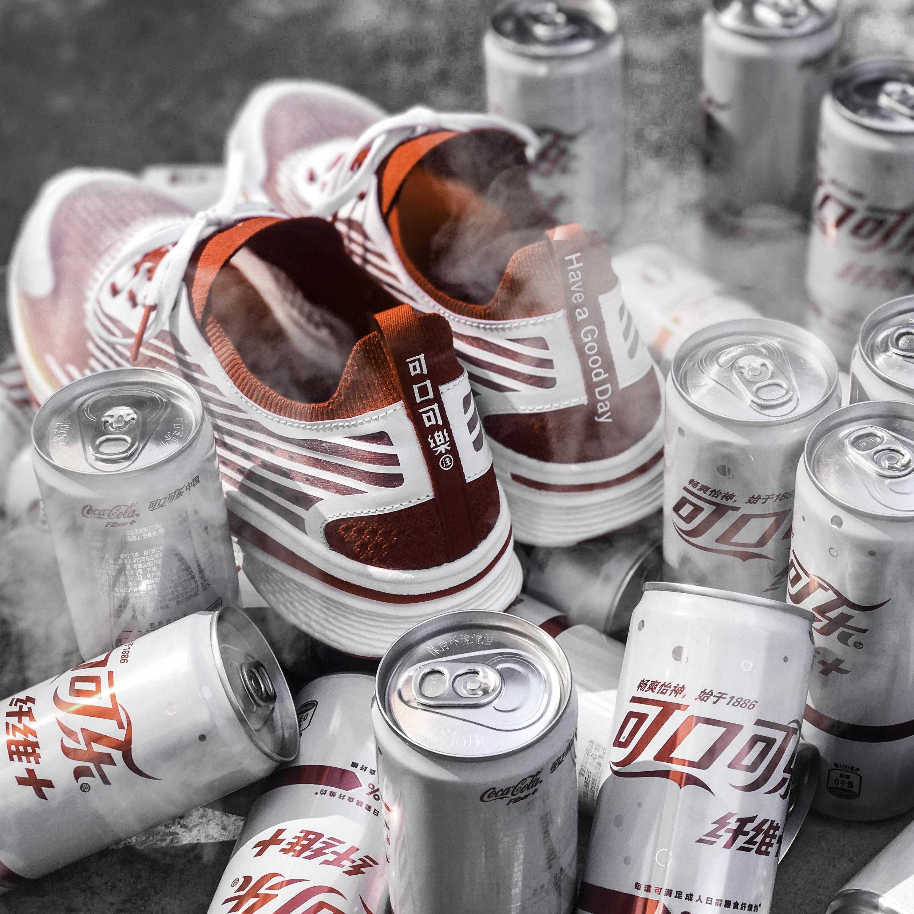 安踏氢跑鞋可口可乐联名透明纱款