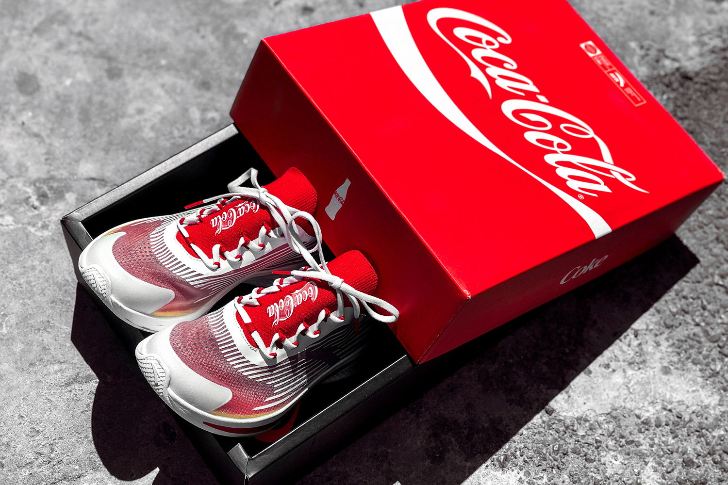 安踏氢跑鞋可口可乐联名透明纱款