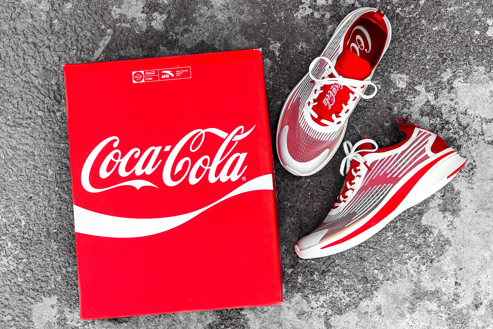 安踏氢跑鞋可口可乐联名透明纱款