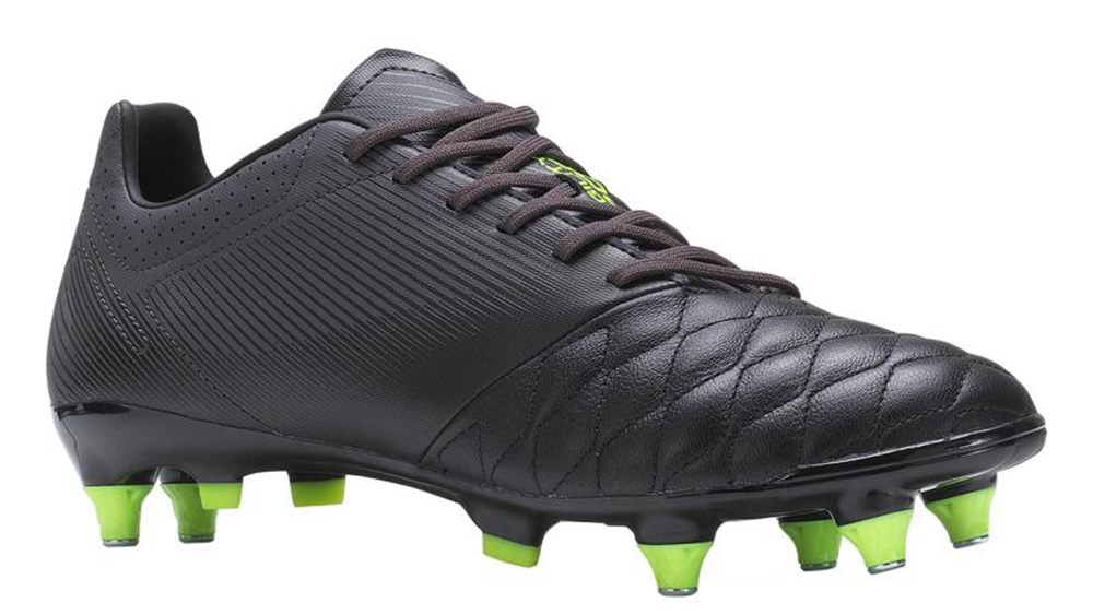 "教授"慈善赛上脚迪卡侬kipsta足球鞋