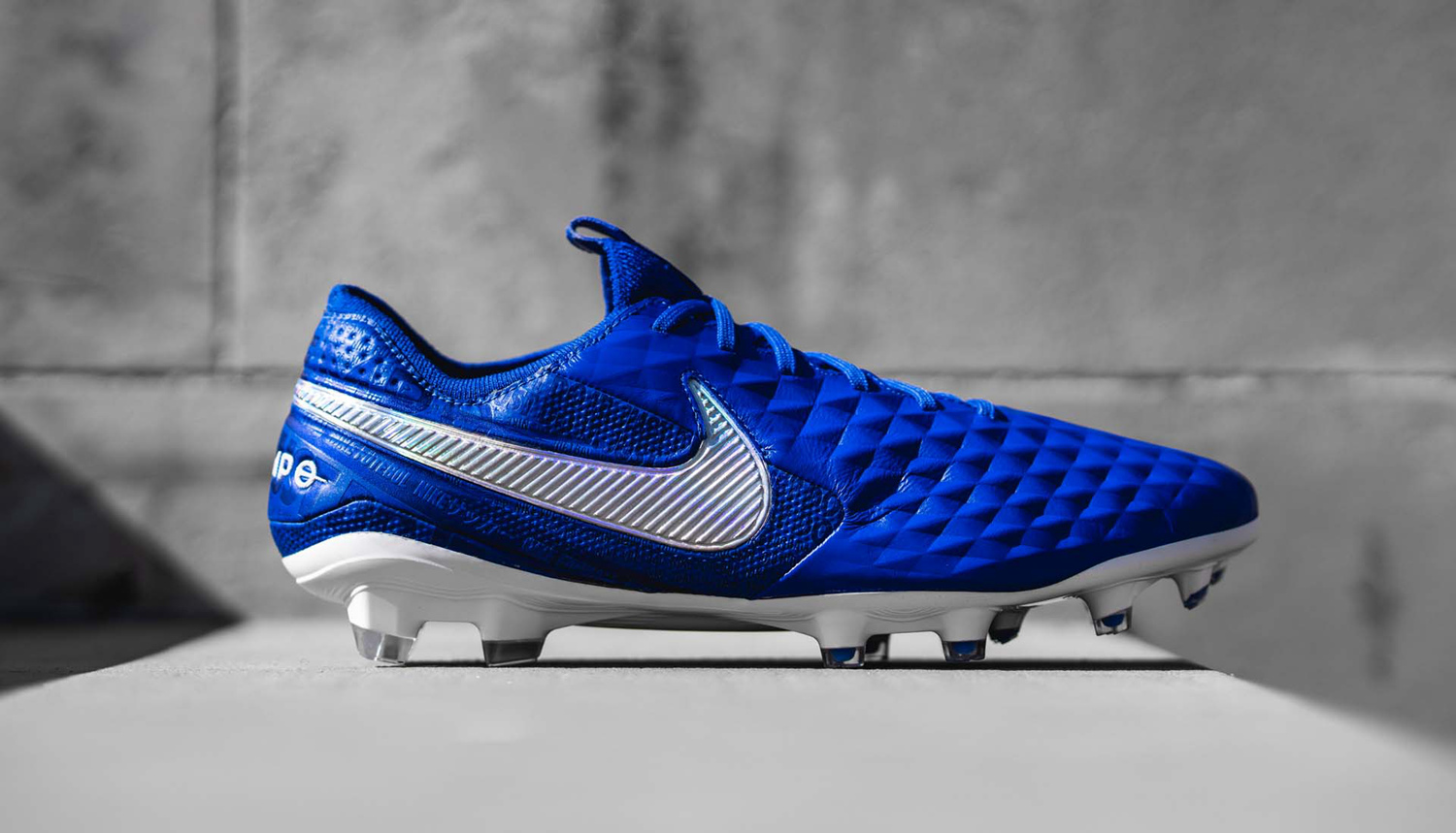 耐克发布tiempo legend 8 "new lights"足球鞋