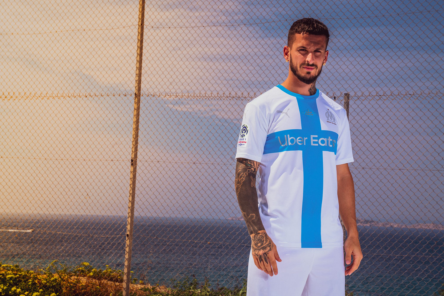 以白色为基调的球衣正面加入巨大的蓝色十字,展现出球队与这座城市