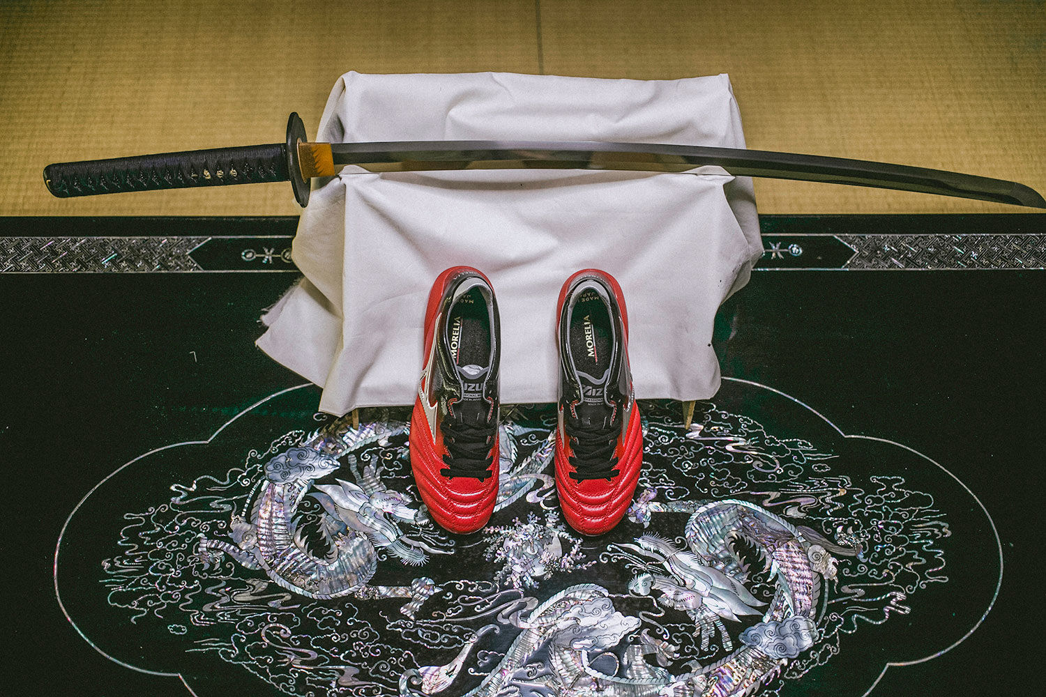 武士之刃!近观mizuno morelia neo ii "samurai red"足球鞋