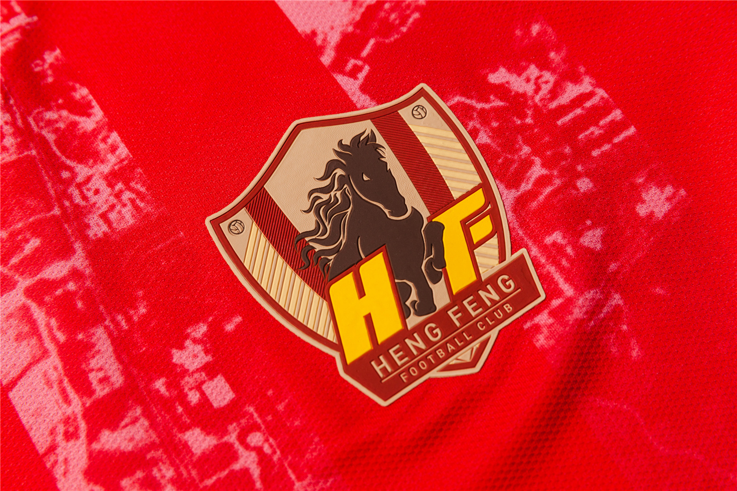 从细节来看,李宁为贵州恒丰主客场球衣设计了硅胶材质的3d立体队徽