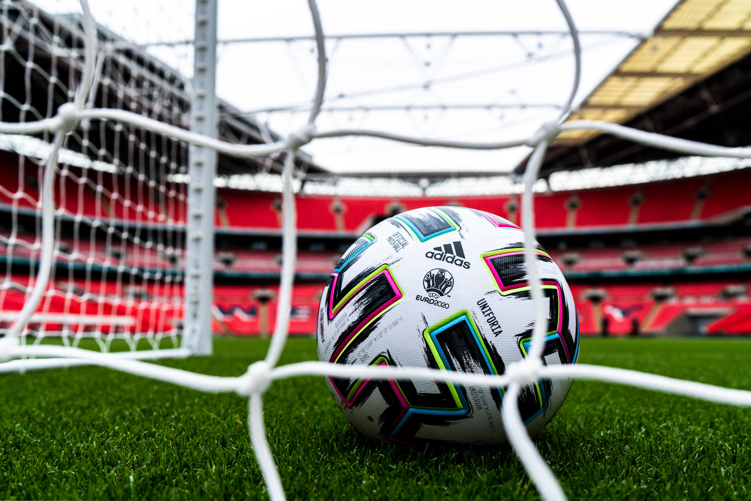 阿迪达斯发布2020年欧洲杯官方比赛球uniforia - 足球 - 足球鞋足球