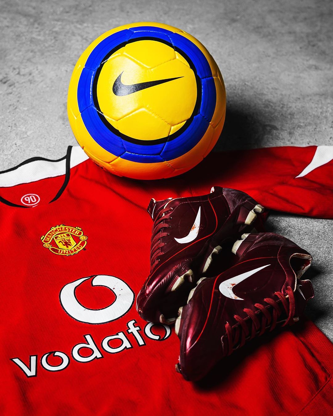 total 90 aerow hi-vis英超比赛球是耐克推出的首款hi-vis冬季比赛球