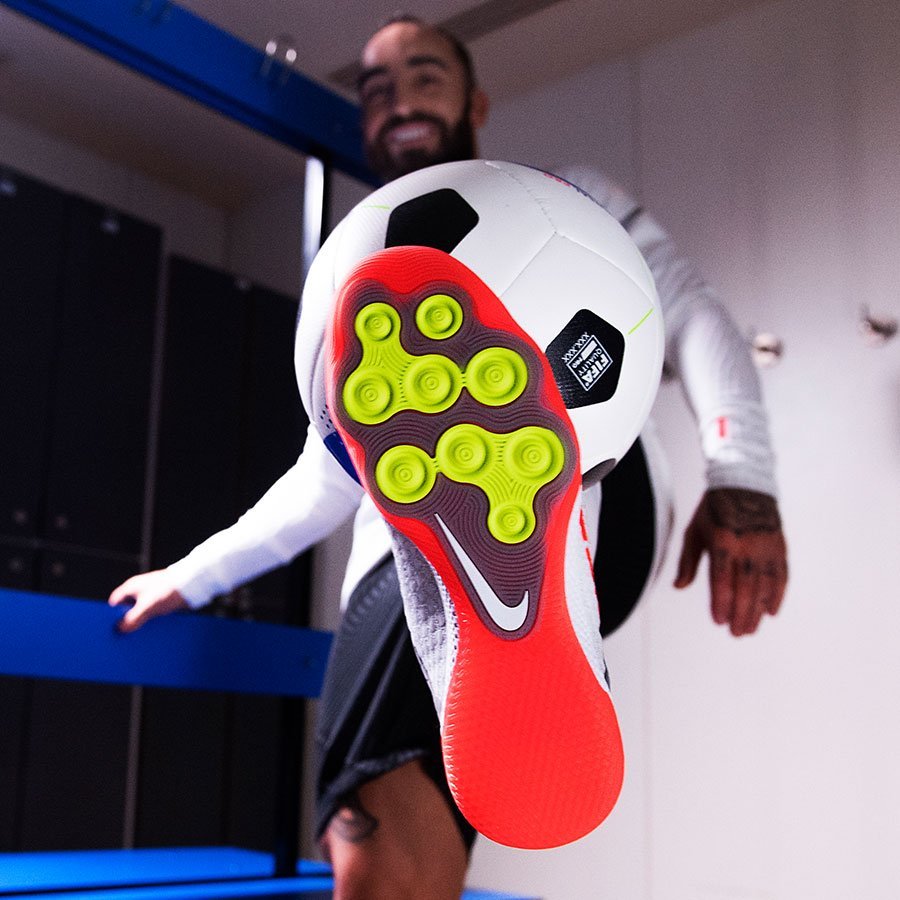 耐克发布全新小场五人制足球鞋react gato ic
