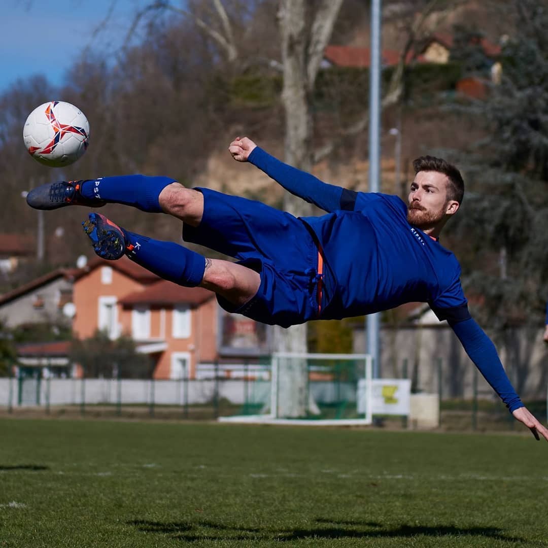 踢球无干扰?这些装备来帮你! - 足球鞋价格_导购 - 足球鞋足球装备门