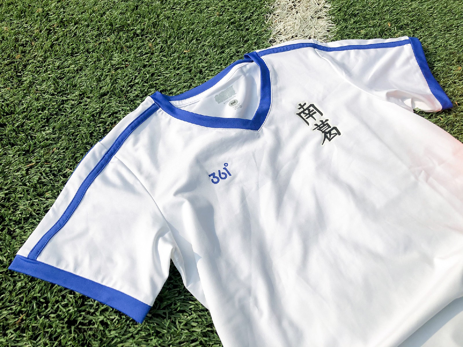 看回产品,这套南葛球衣,几乎是1:1"神还原"动画中大空翼穿着的"南葛