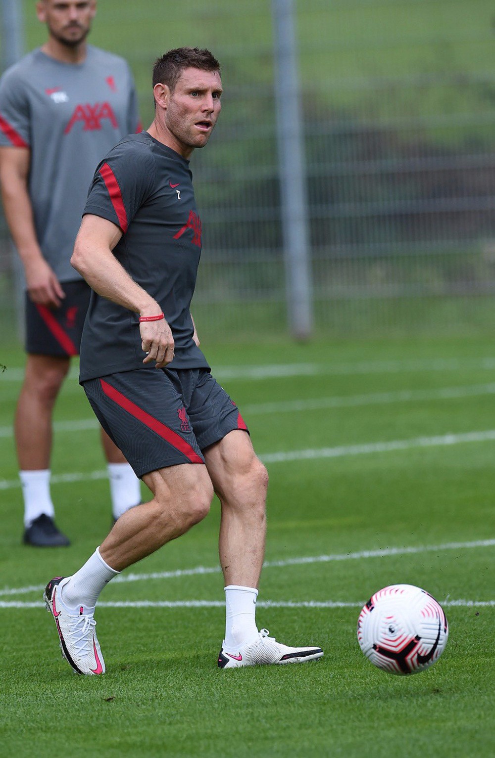 米尔纳上脚球员定制款nikephantomgt足球鞋