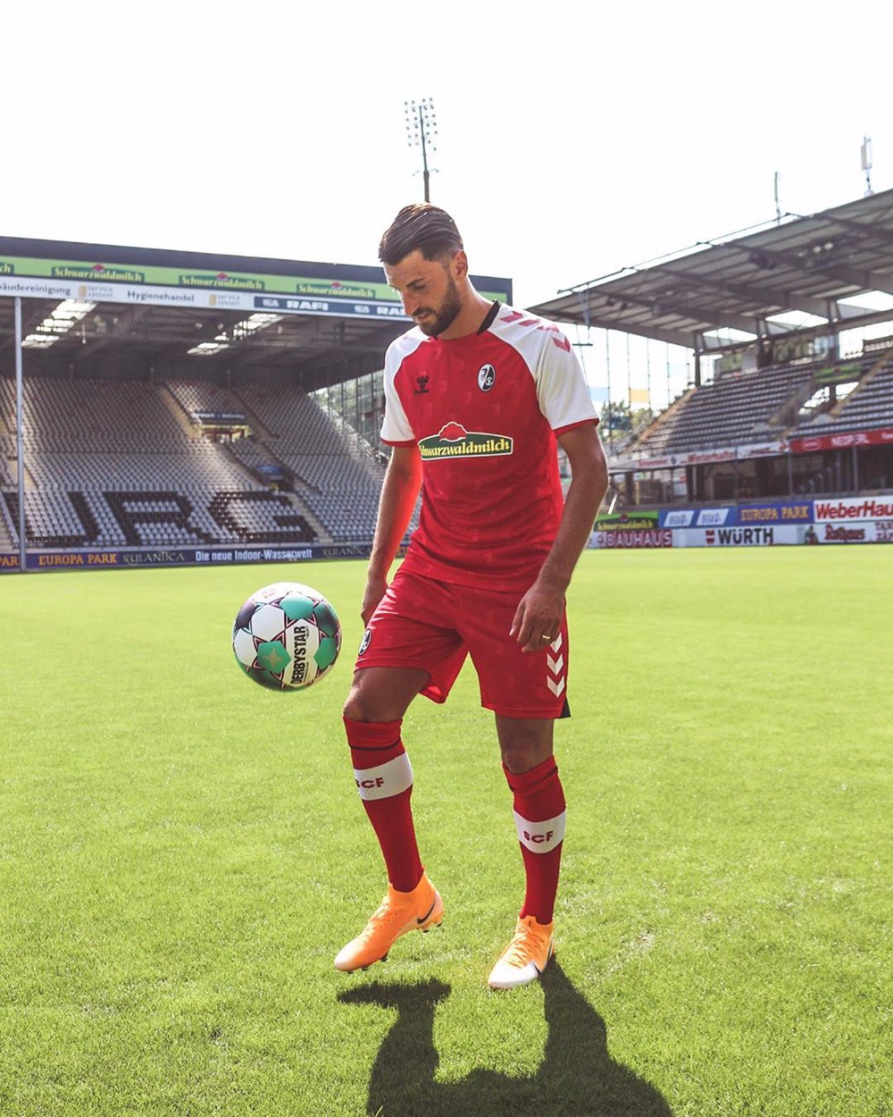 弗赖堡发布202021赛季主客场球衣