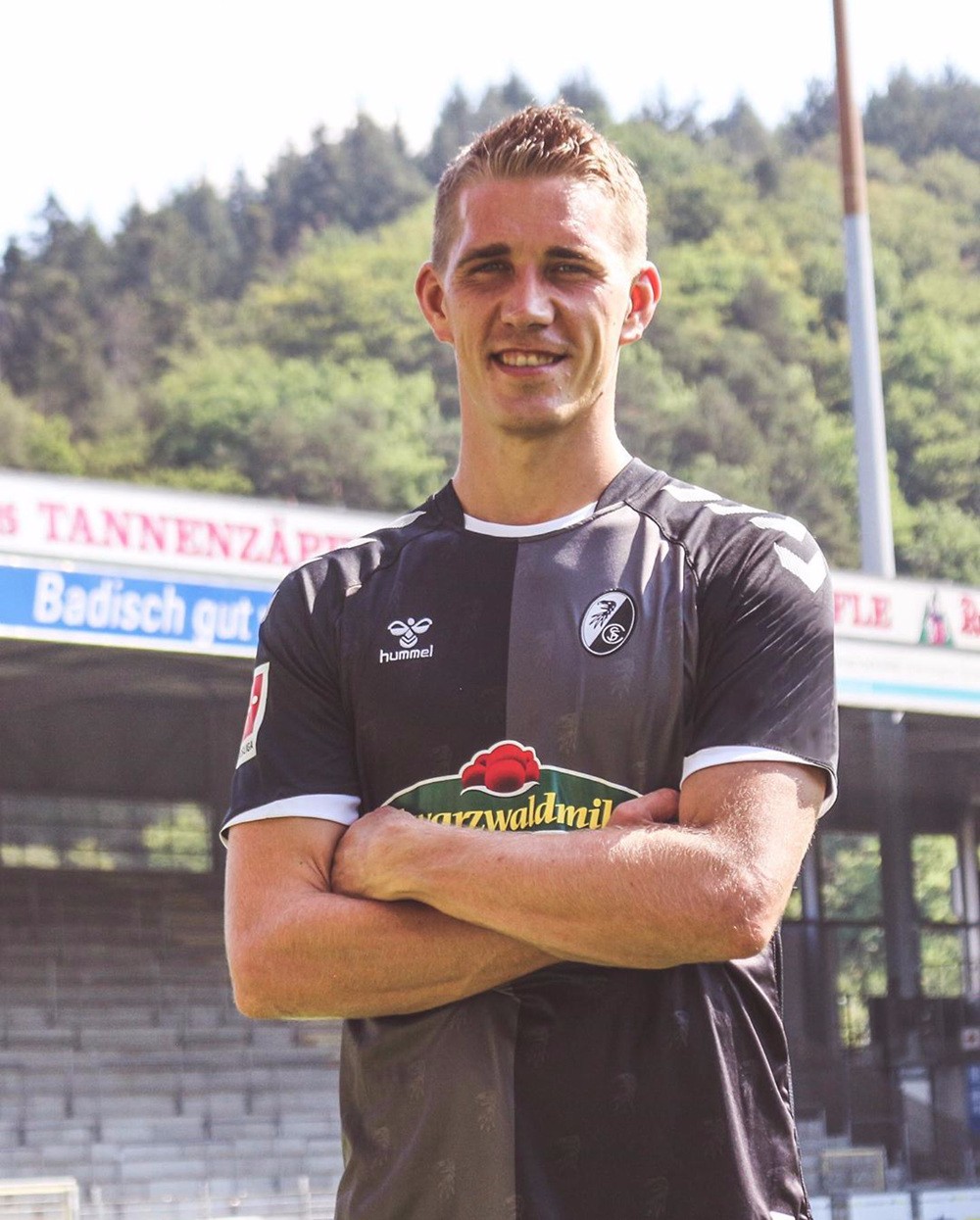 弗赖堡发布202021赛季主客场球衣