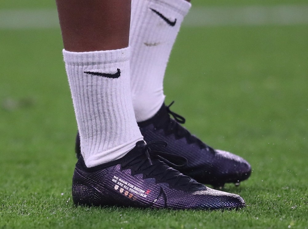 后卫上脚了一双拥有全黑外观的nike mercurial vapor 13 elite足球鞋