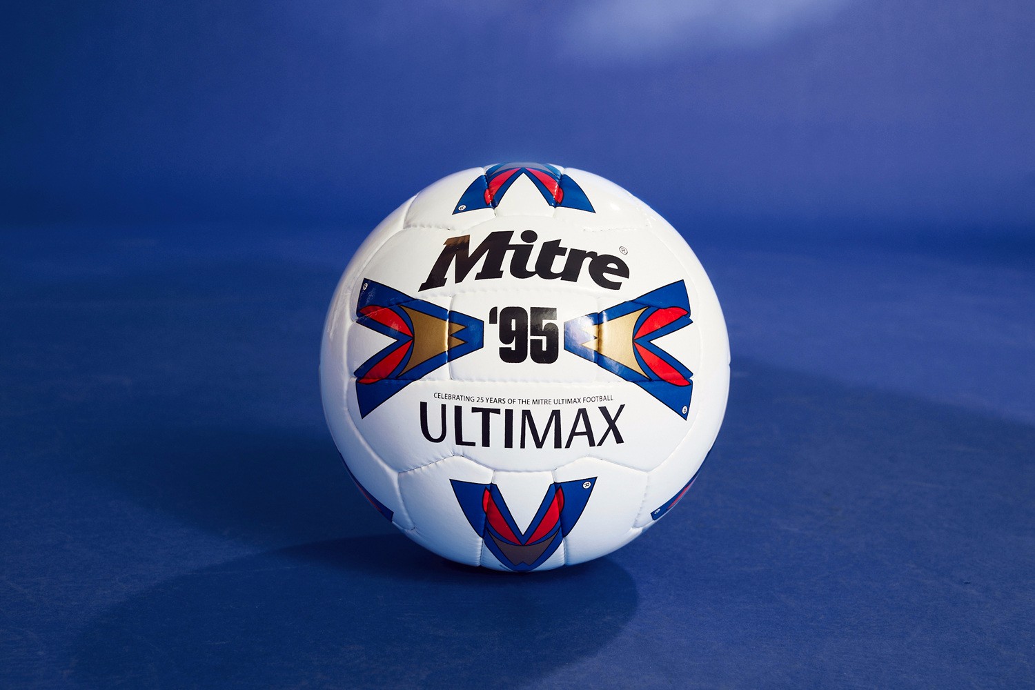 mitre发布英超联赛限量复刻足球