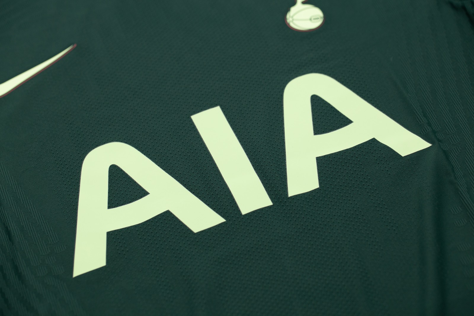 同时,球衣的广告,logo等细节,也是使用了淡荧光黄色.