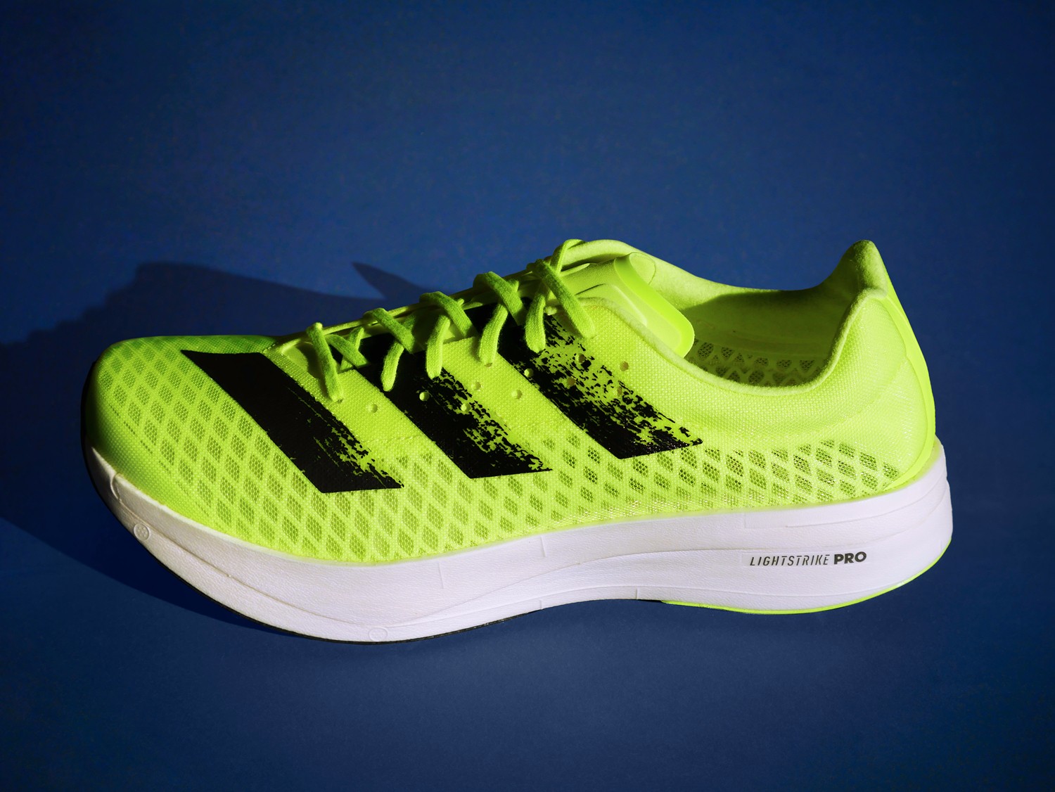 阿迪达斯革命性长距离跑鞋adizero adios pro全新旭日霞光配色版正式